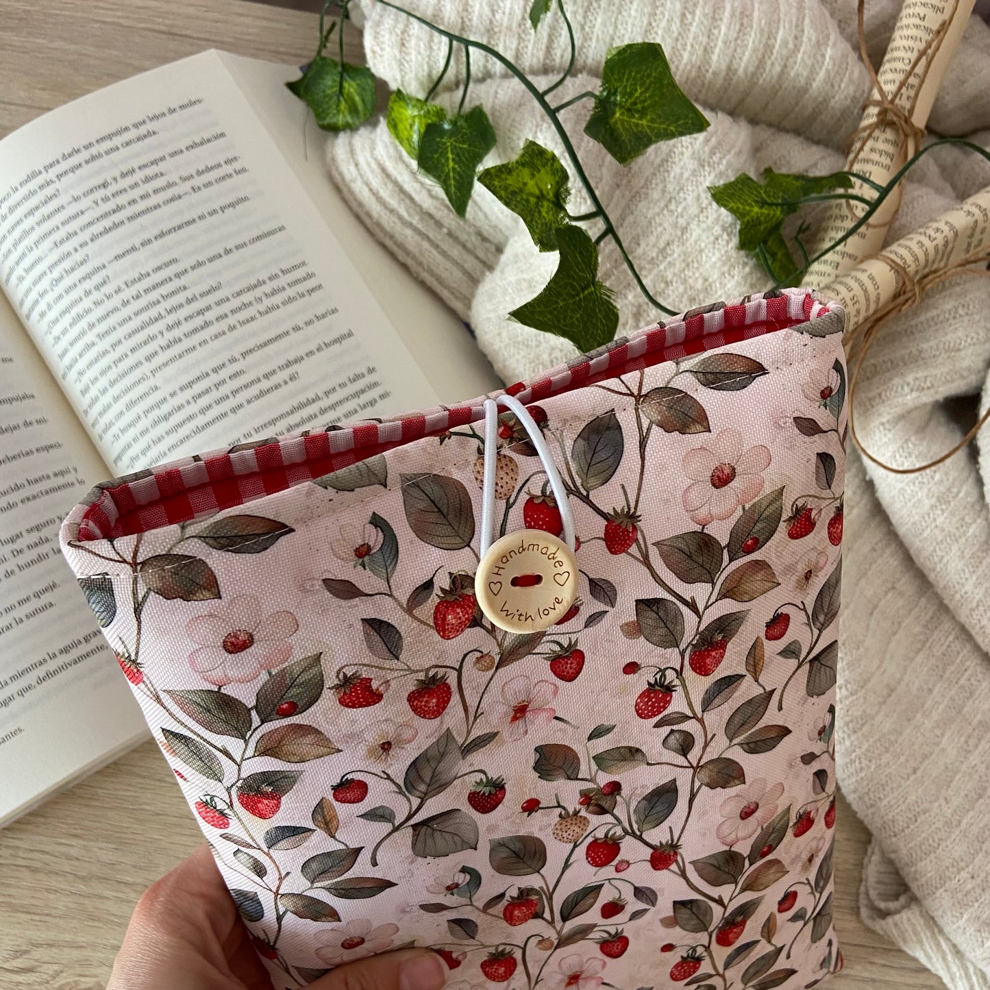 Funda literaria fresitas impermeable