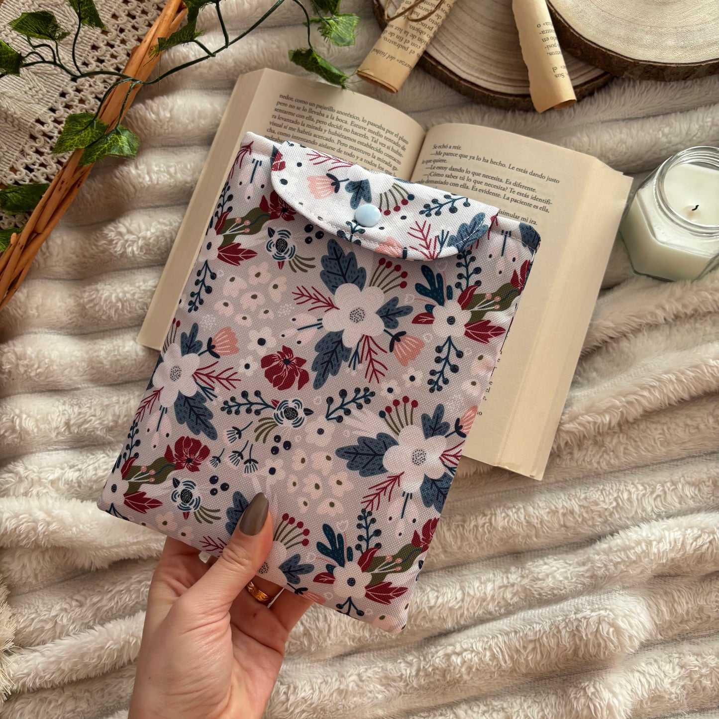 Funda para ebook flores en gris impermeable