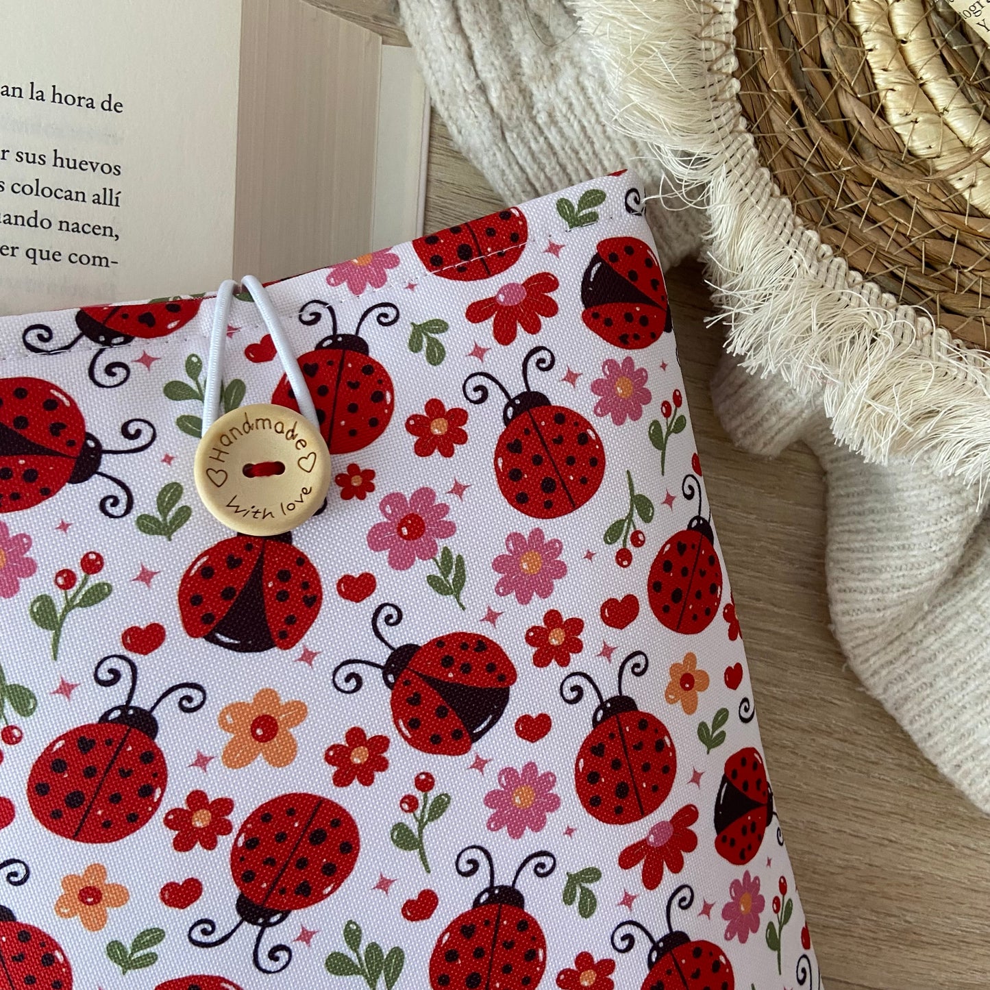 Funda literaria mariquitas en rojo impermeable
