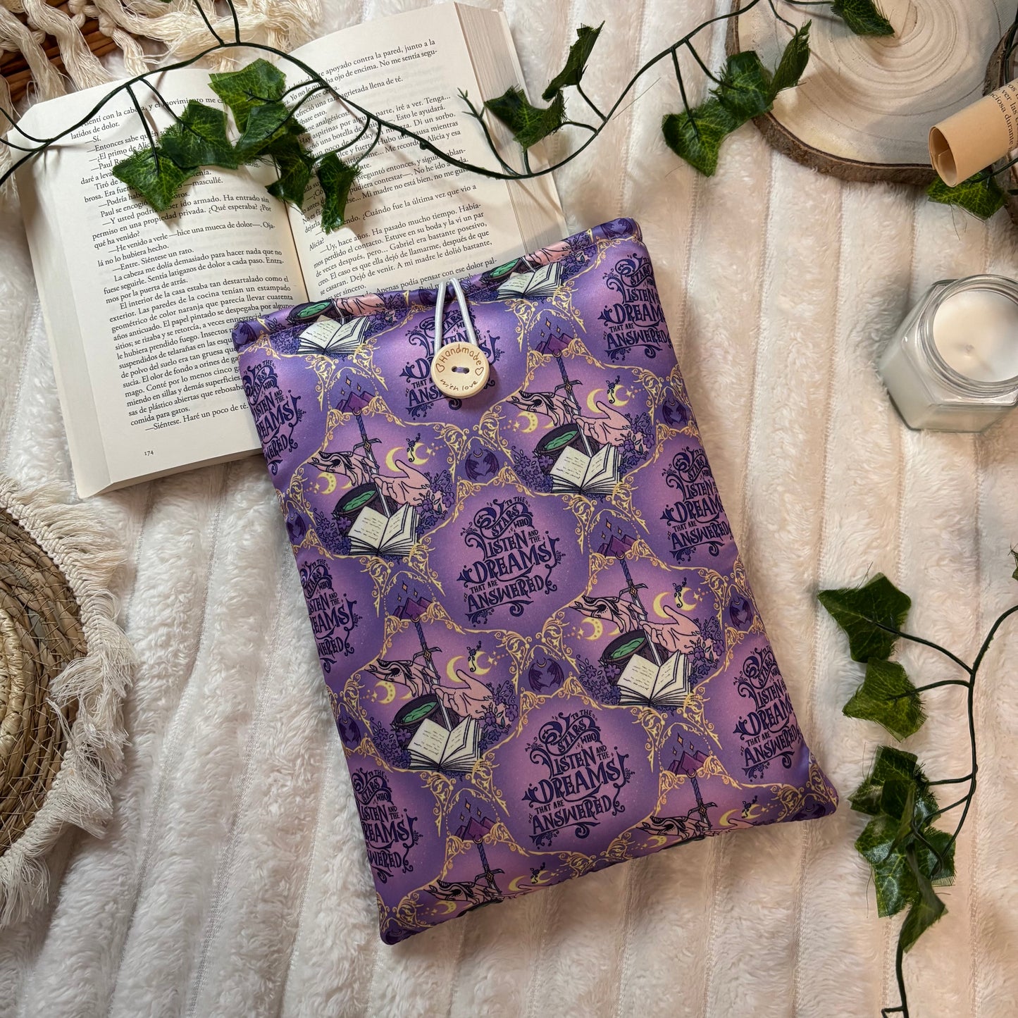 Funda literaria To the stars who listen and the dreams that are answered