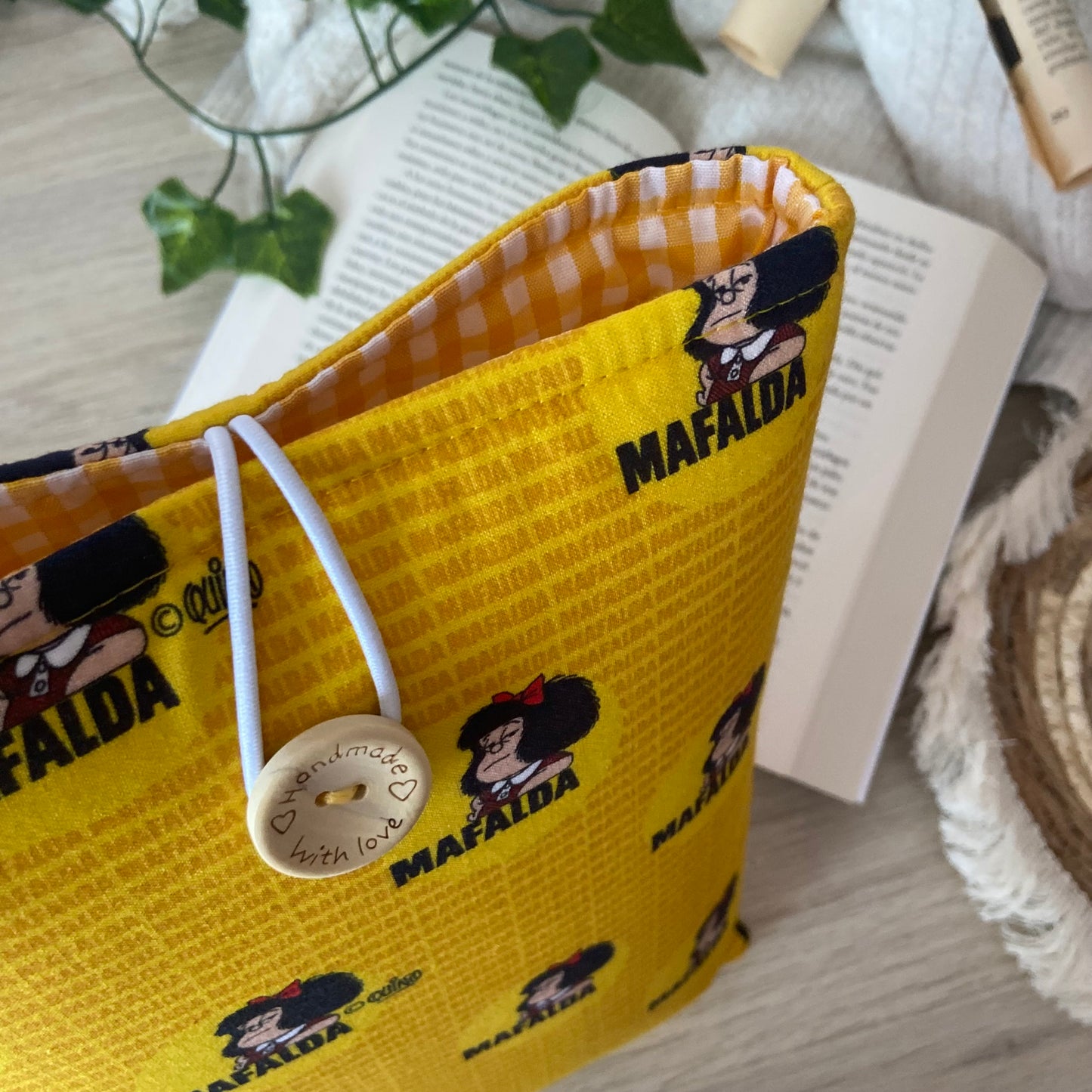 Funda literaria Mafalda en amarillo outlet