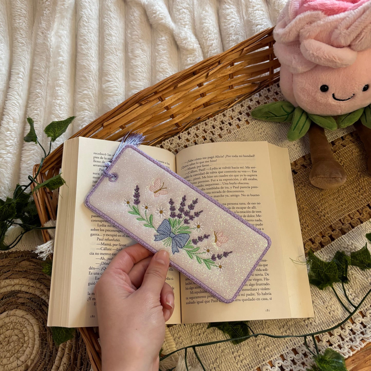 Marcapáginas bordado cute lavanda