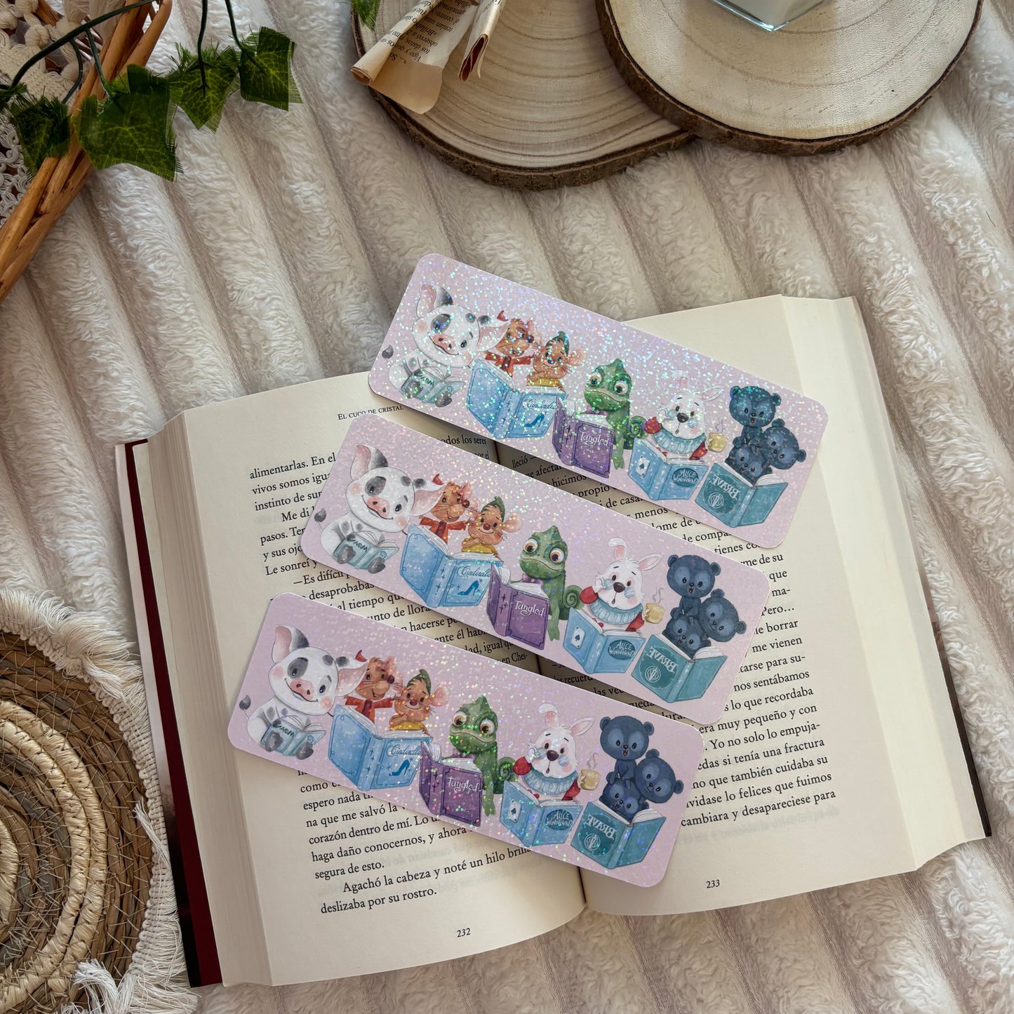 Marcapáginas mascotas Disney leyendo holográfico