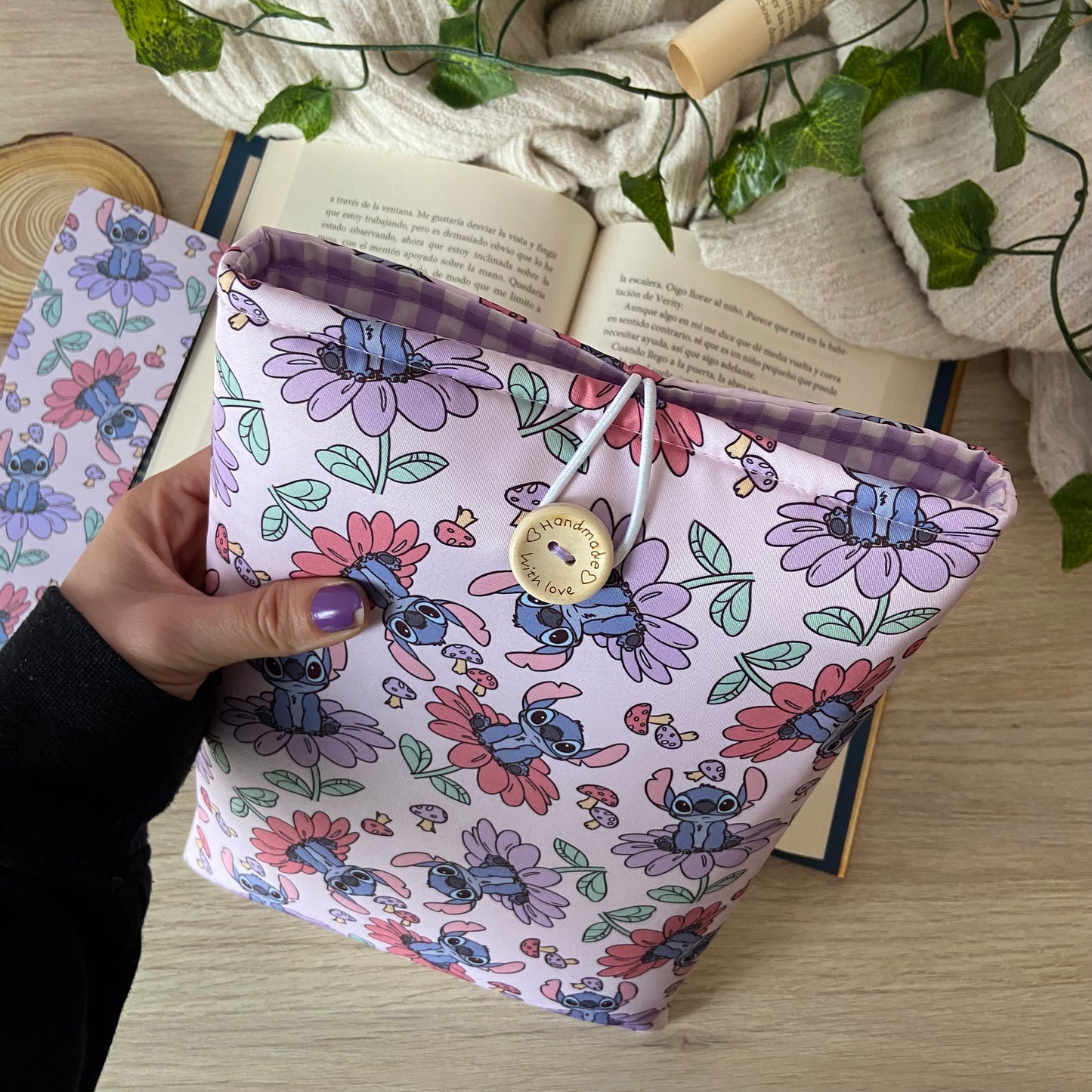 Funda literaria Stitch primaveral