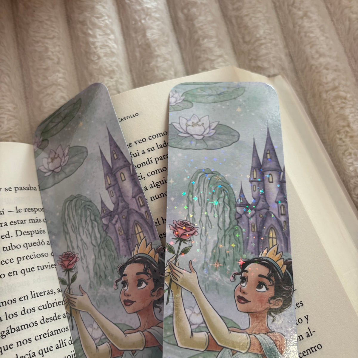 Marcapáginas Tiana con una rosa holográfico