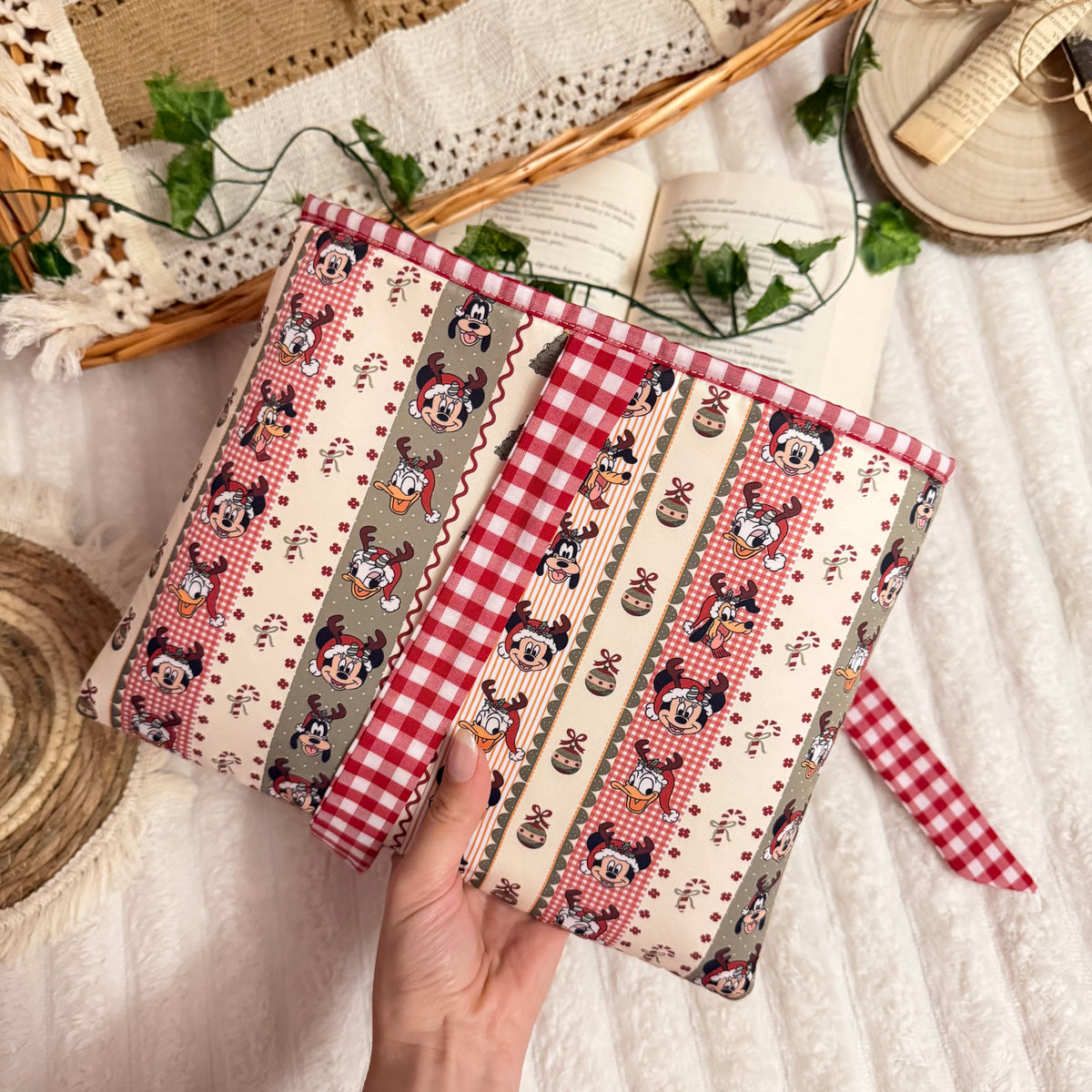 Funda literaria amigos Disney en Navidad con lazo