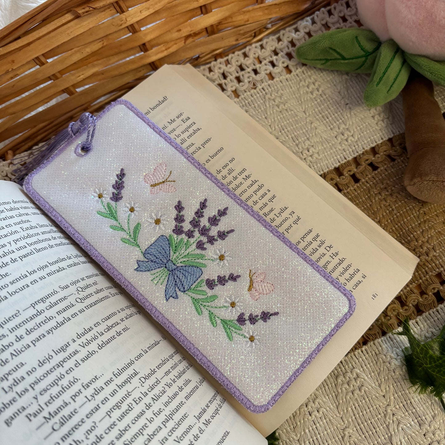 Marcapáginas bordado cute lavanda