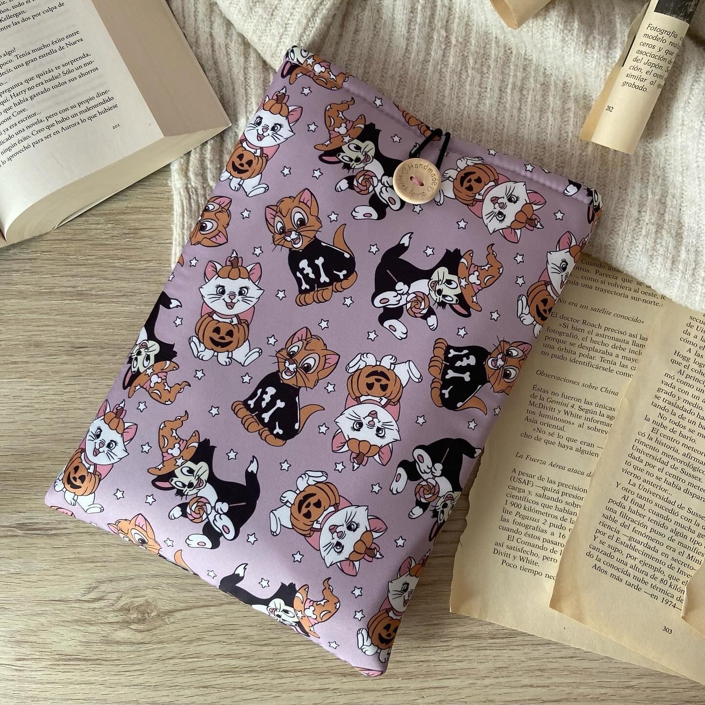 Funda literaria Aristogatos en Halloween