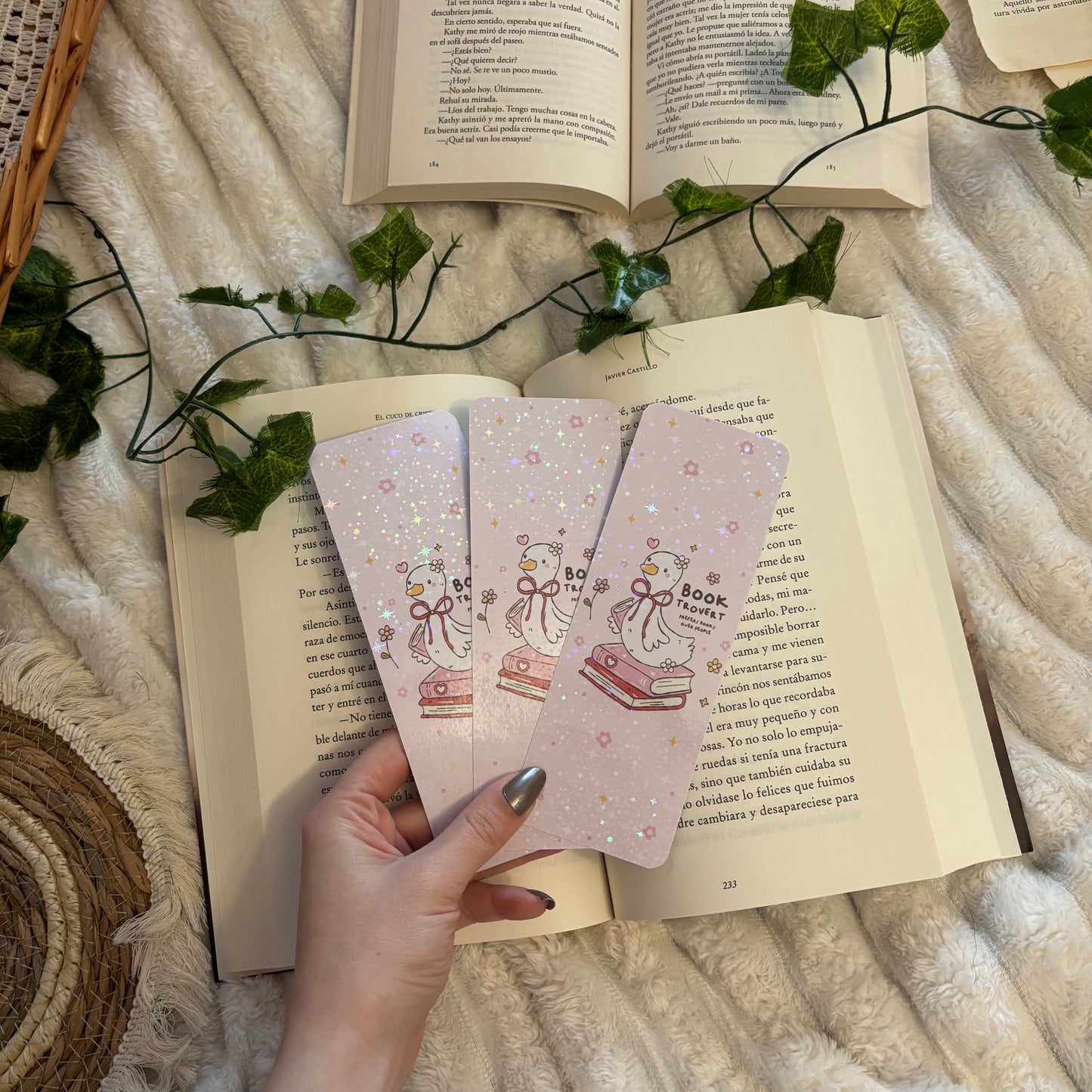 Marcapáginas Booktrovert holográfico