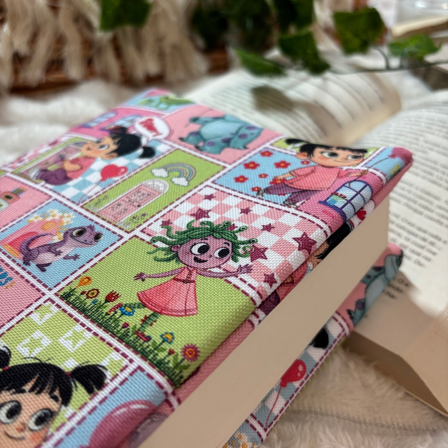 Funda ajustable collage Monstruos S.A