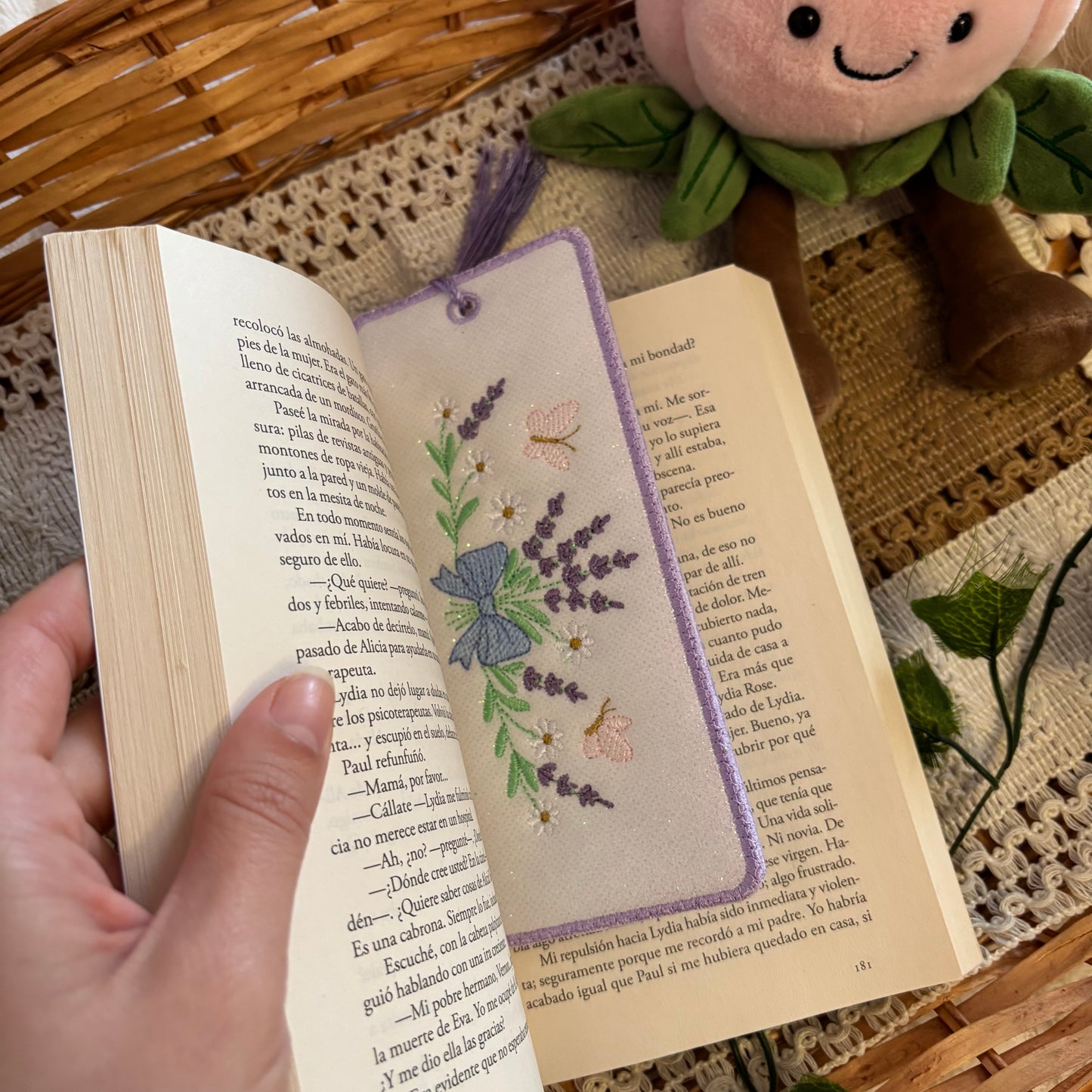 Marcapáginas bordado cute lavanda