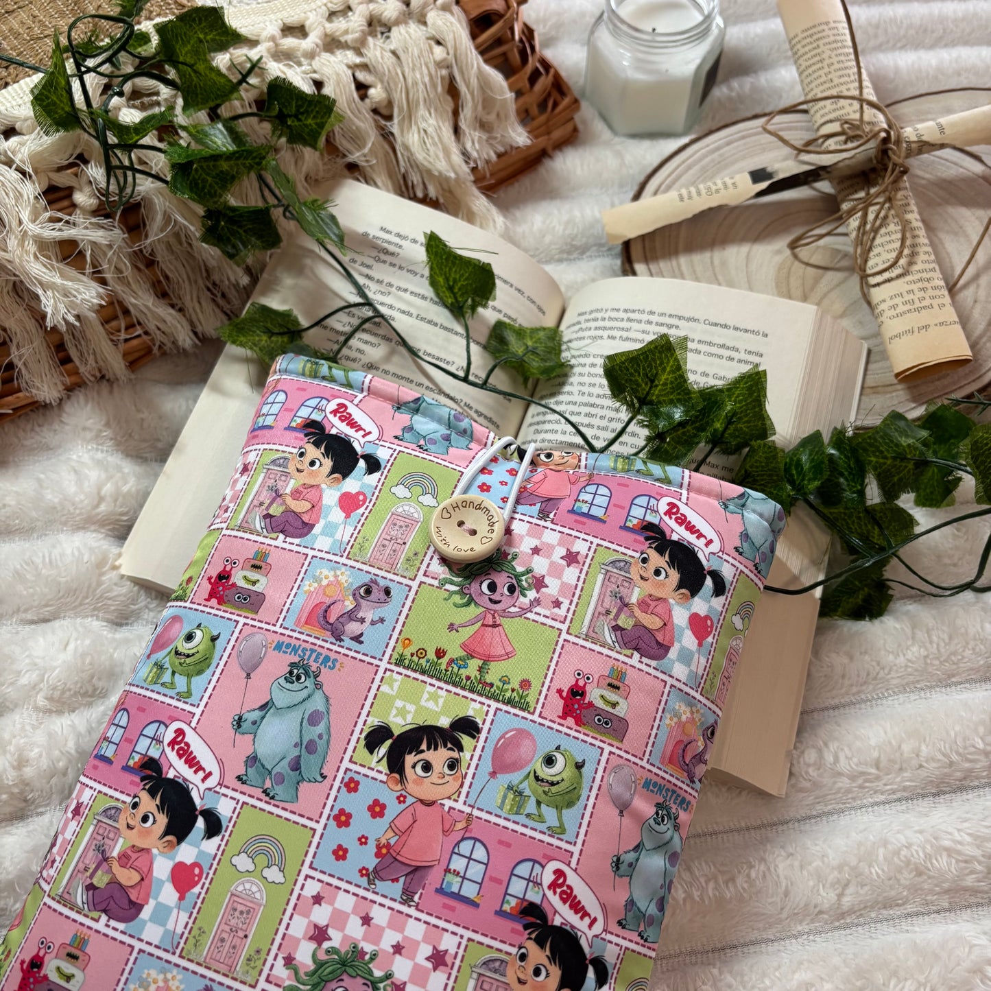 Funda literaria collage Monstruos S.A