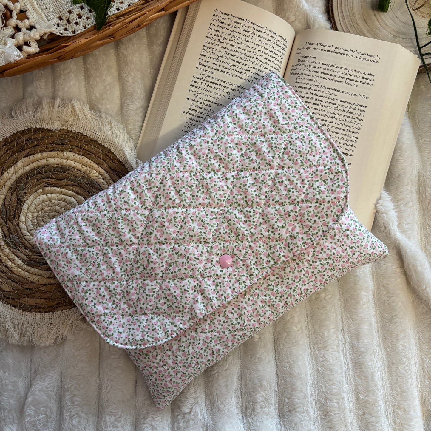 Funda literaria formato sobre Emilia