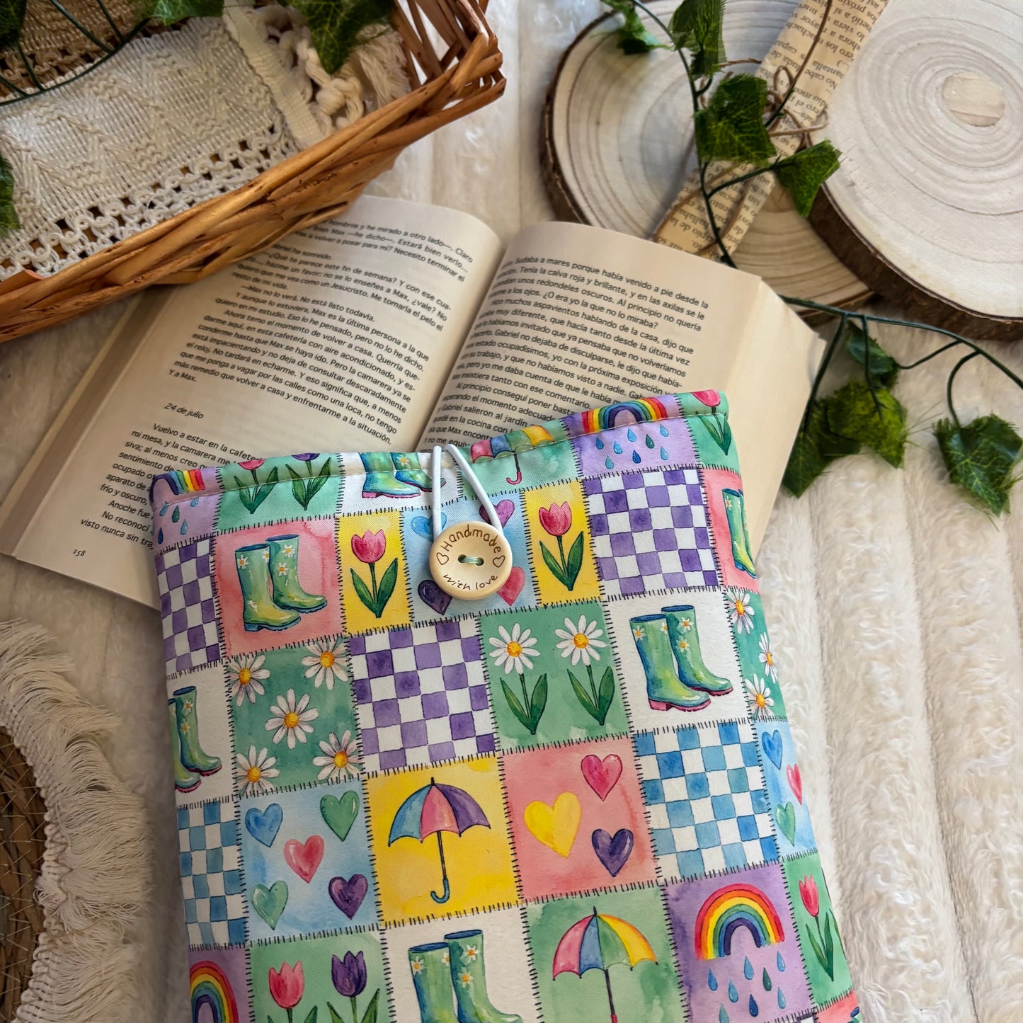 Funda literaria corazones de Abril