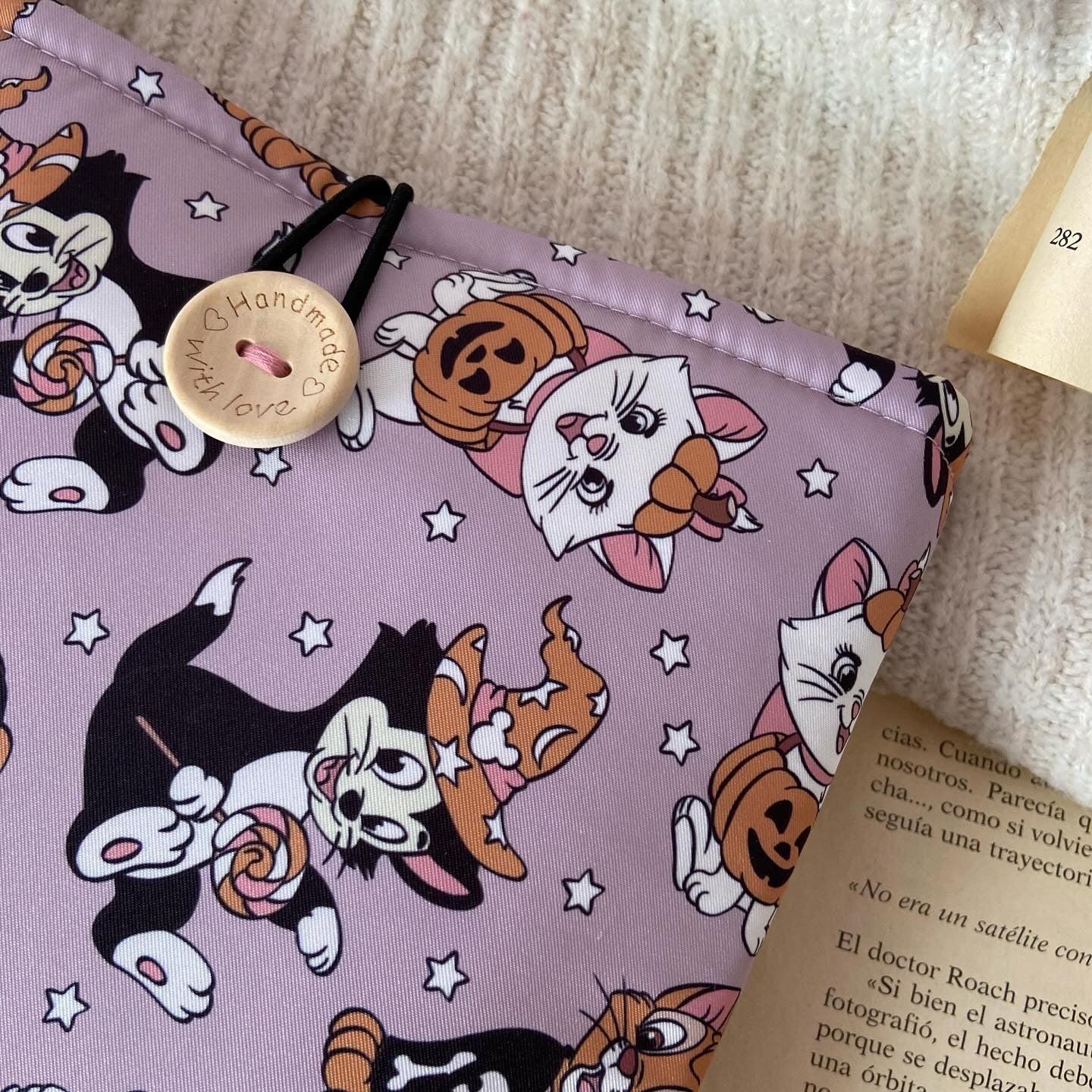 Funda literaria Aristogatos en Halloween