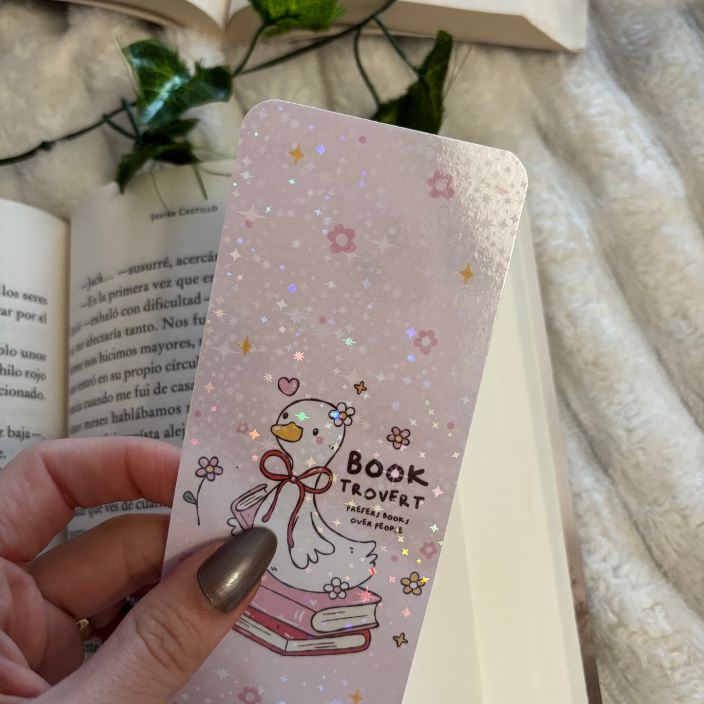 Marcapáginas Booktrovert holográfico