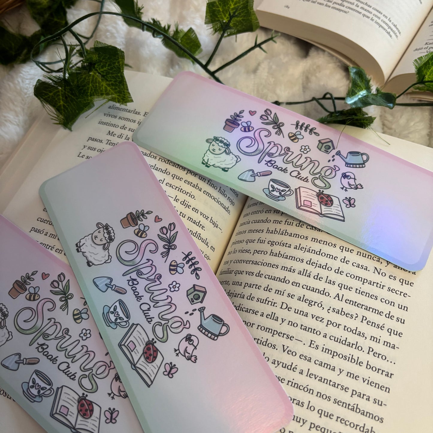 Marcapáginas Spring bookclub holográfico