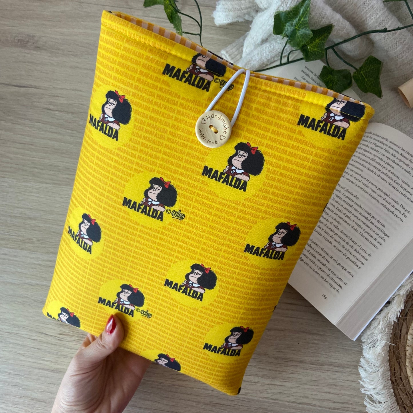 Funda literaria Mafalda en amarillo outlet