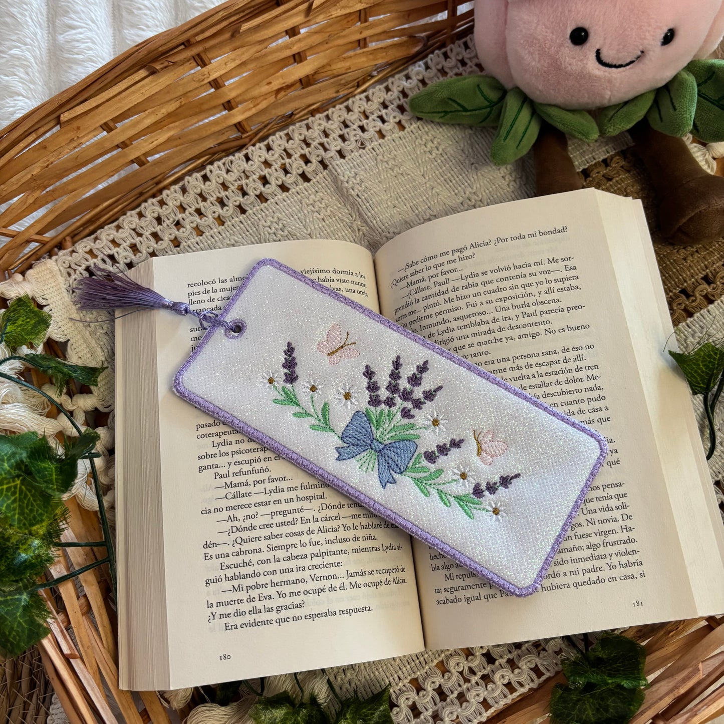 Marcapáginas bordado cute lavanda