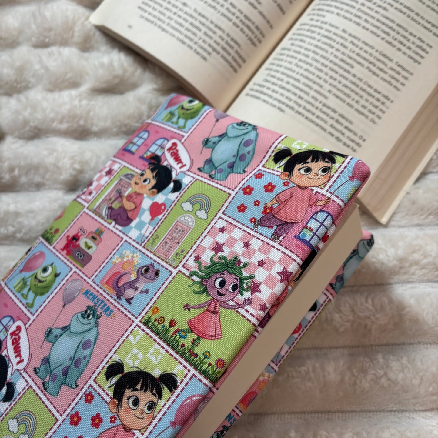 Funda ajustable collage Monstruos S.A