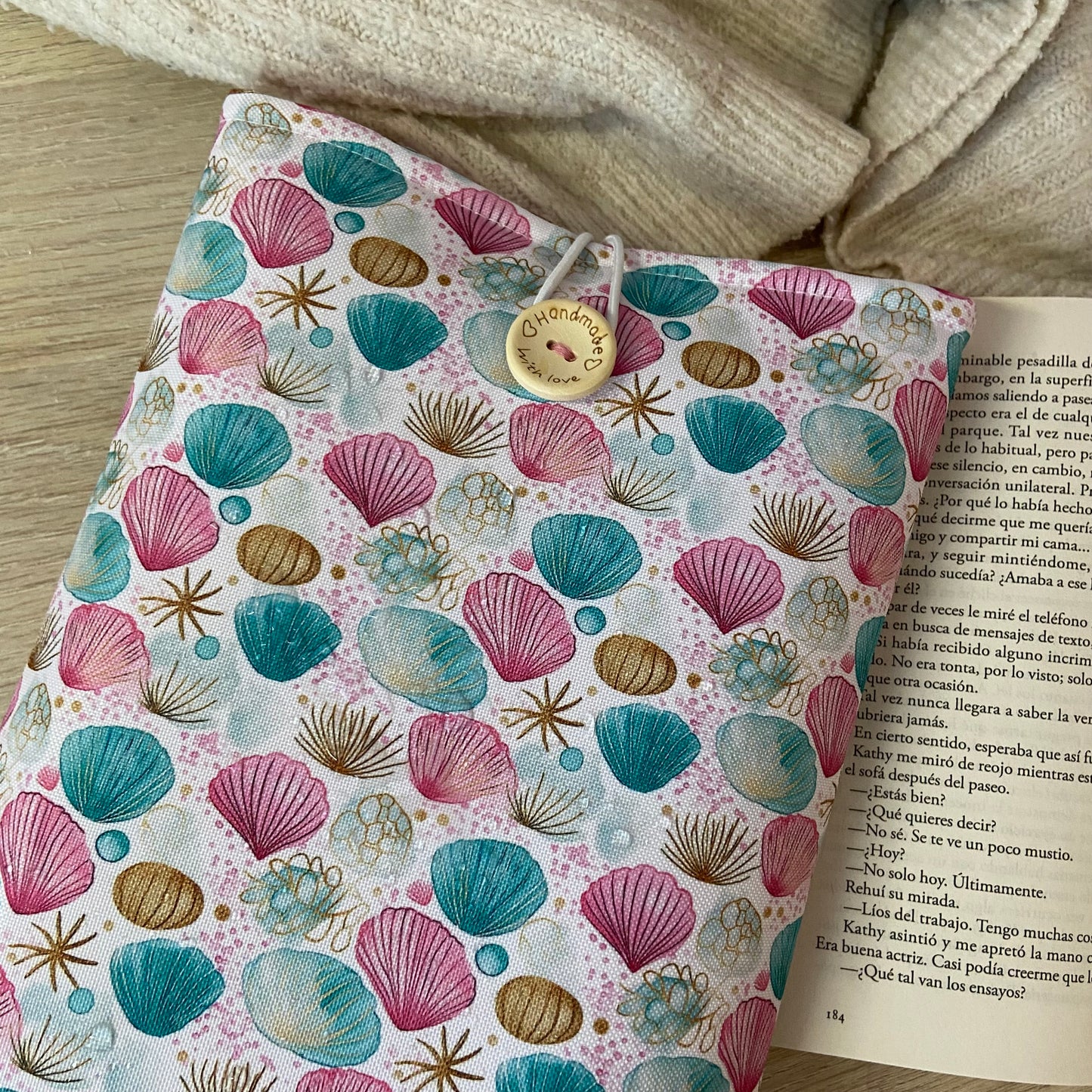 Funda literaria conchas marinas impermeable