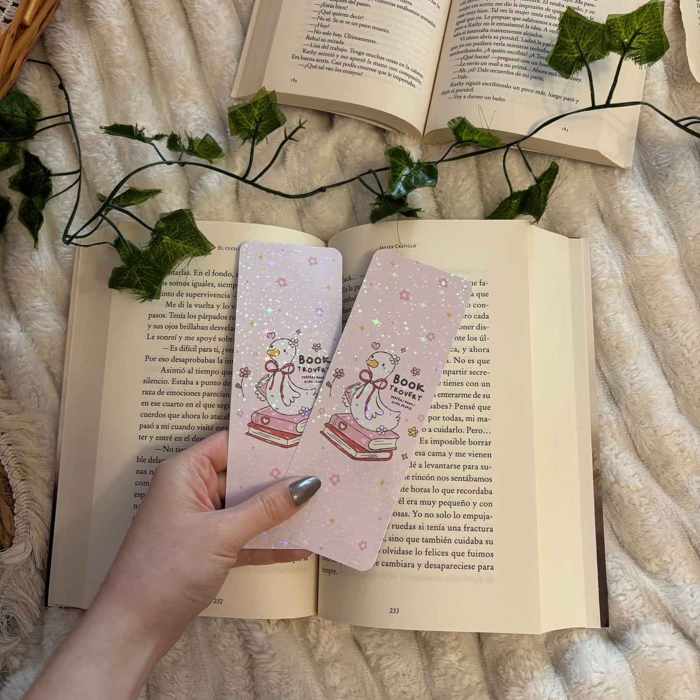 Marcapáginas Booktrovert holográfico