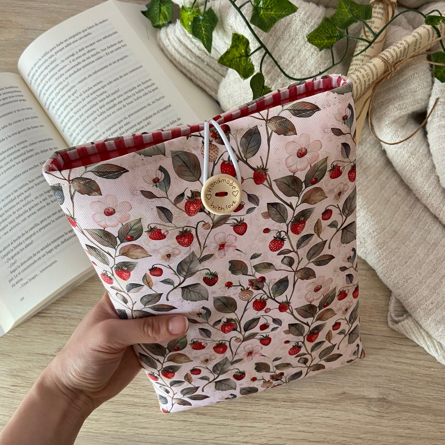 Funda literaria fresitas impermeable