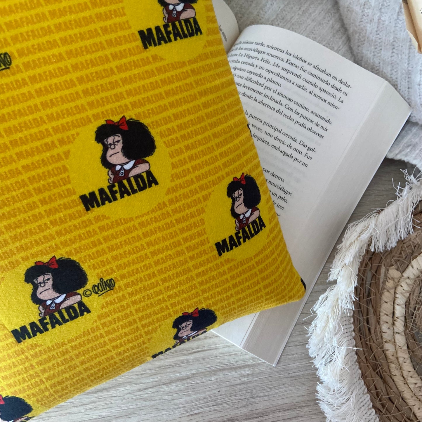 Funda literaria Mafalda en amarillo outlet