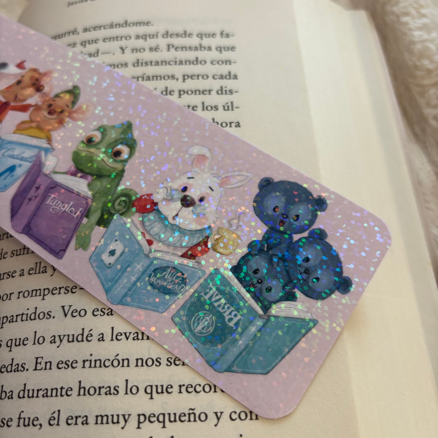 Marcapáginas mascotas Disney leyendo holográfico