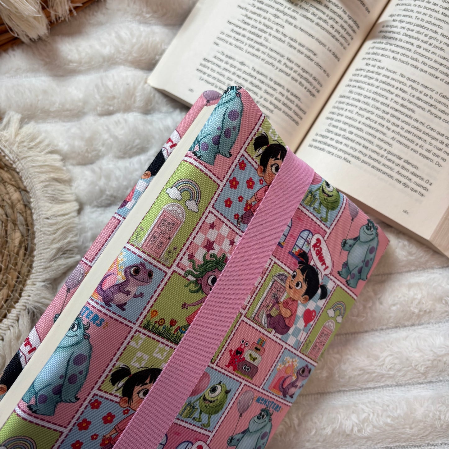 Funda ajustable collage Monstruos S.A