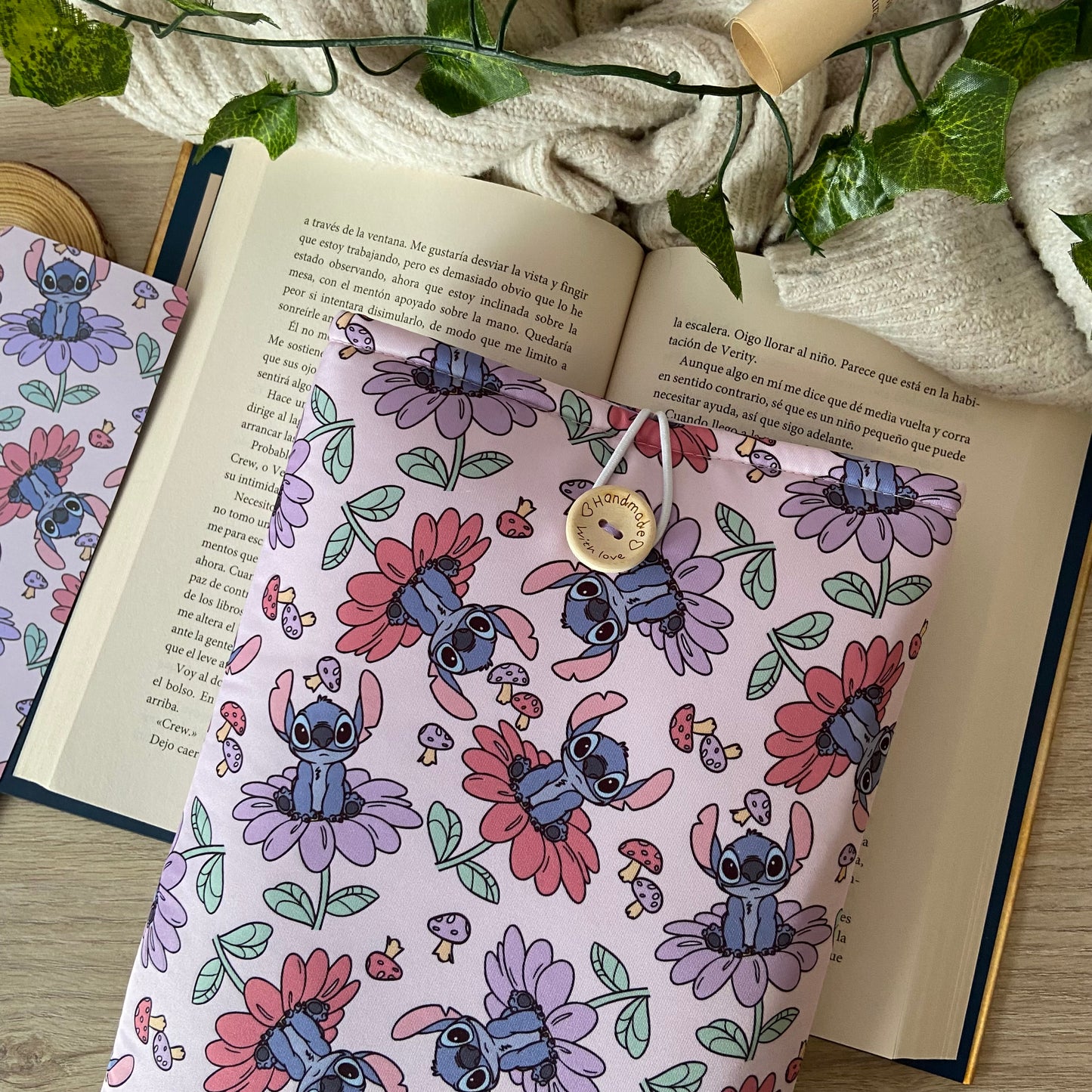Funda literaria Stitch primaveral
