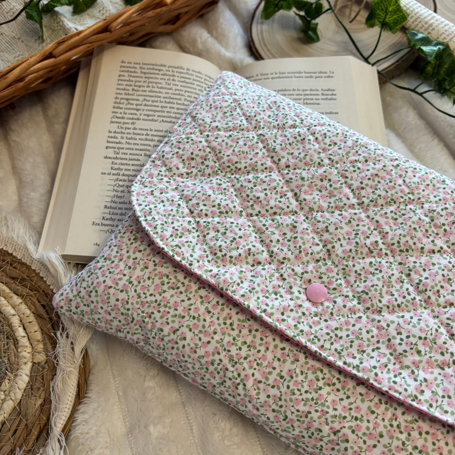 Funda literaria formato sobre Emilia