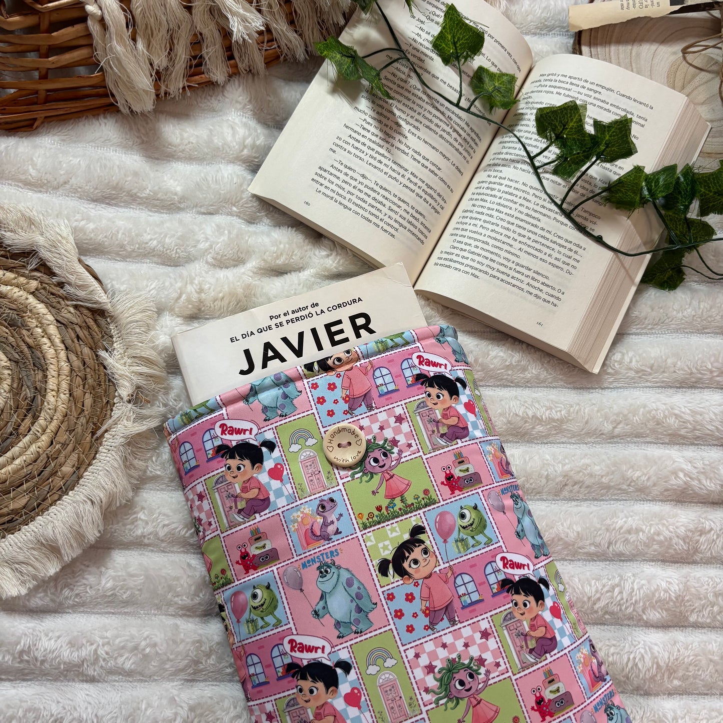 Funda literaria collage Monstruos S.A