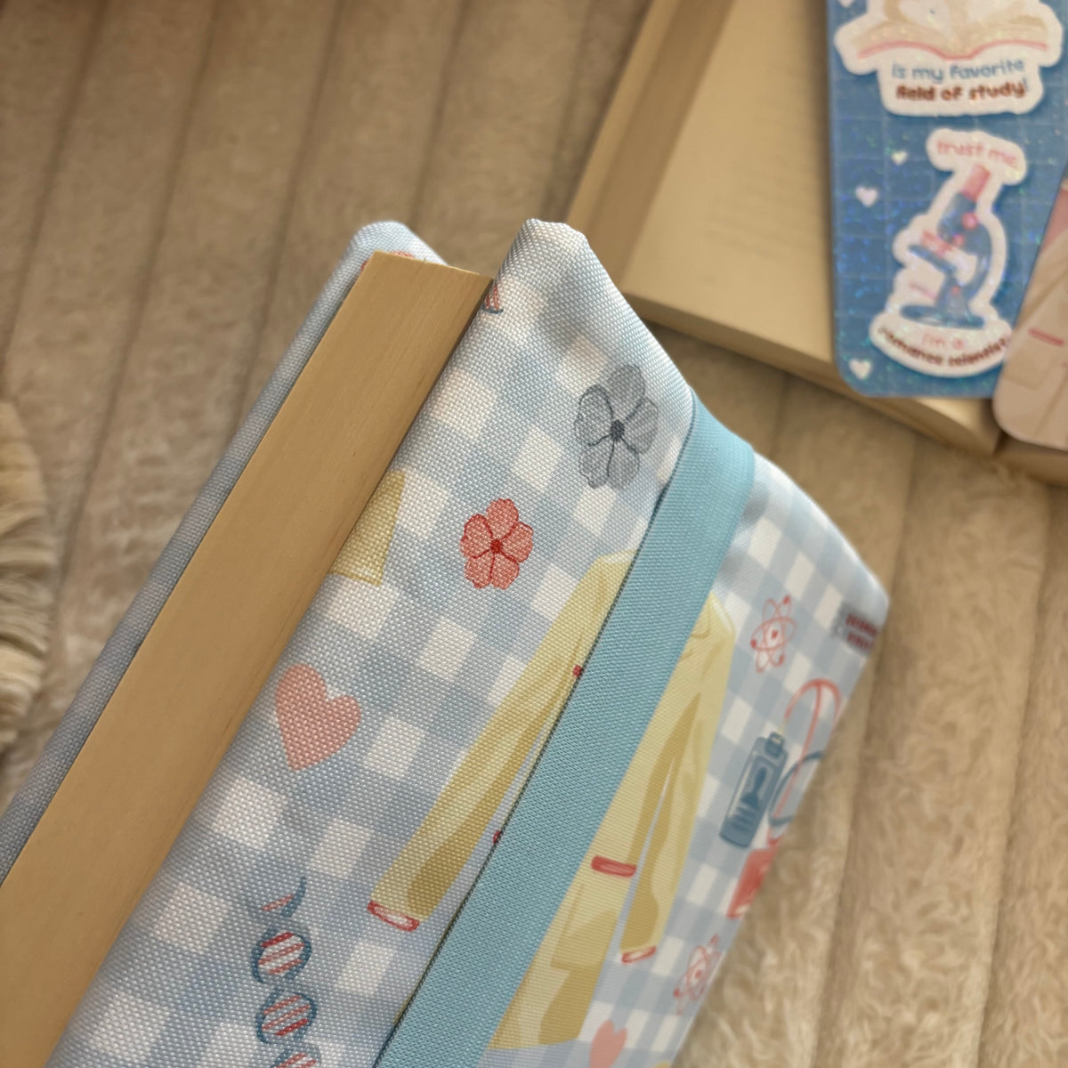 Funda ajustable impermeable inspirada en La hipótesis del amor impermeable