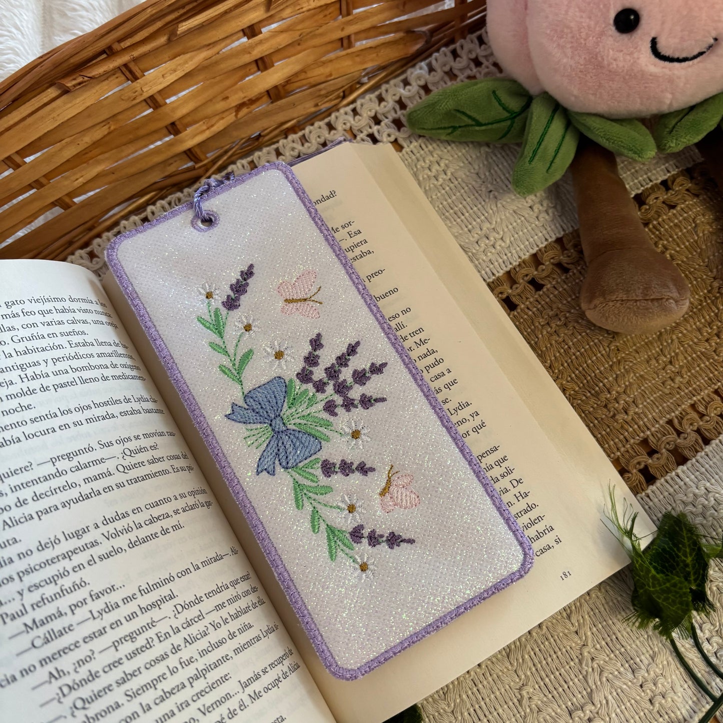 Marcapáginas bordado cute lavanda