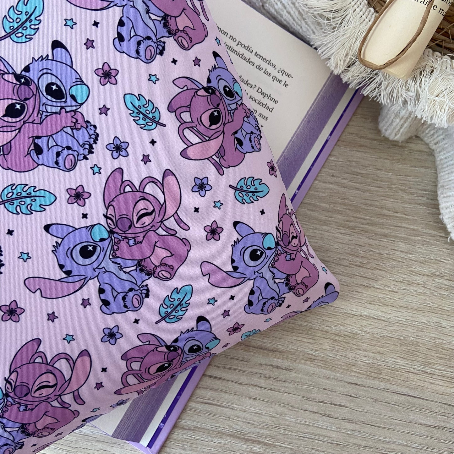 Funda literaria Stitch y Angel enamorados