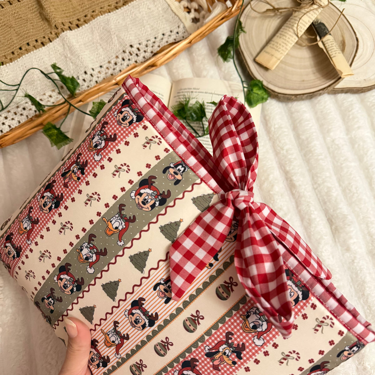Funda literaria amigos Disney en Navidad con lazo