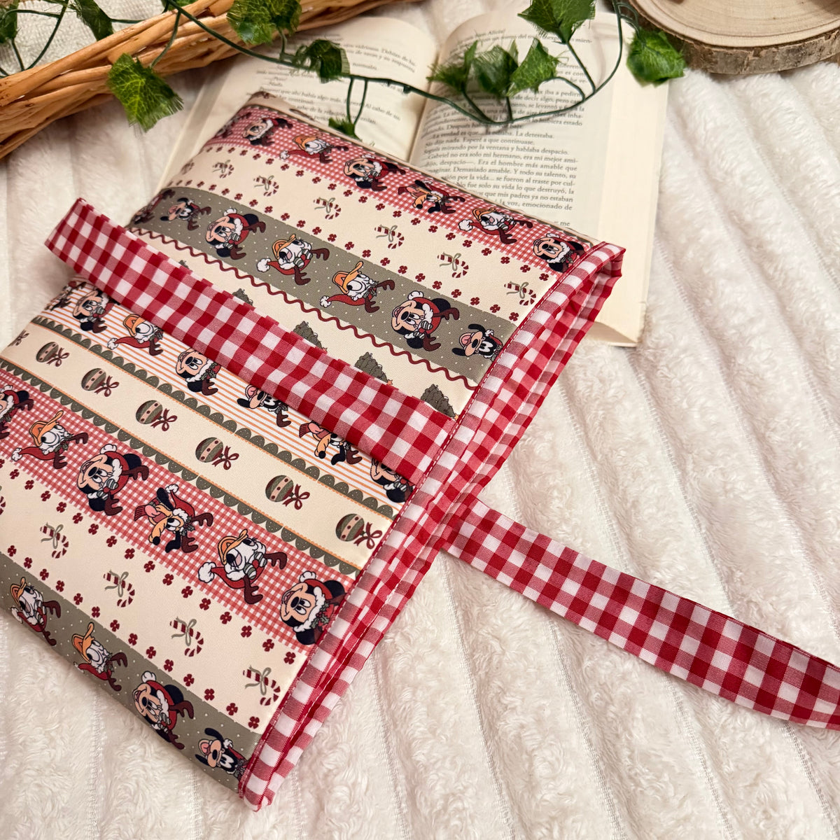 Funda literaria amigos Disney en Navidad con lazo