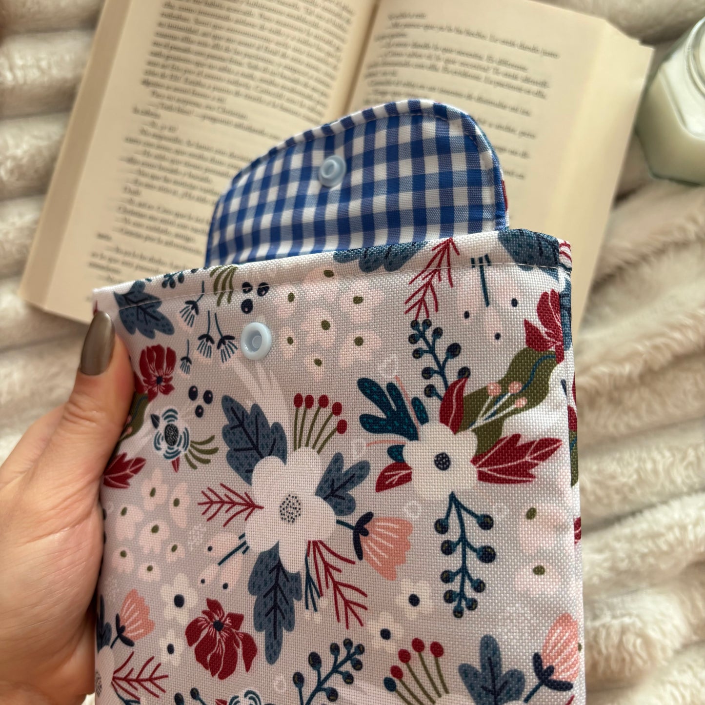 Funda para ebook flores en gris impermeable