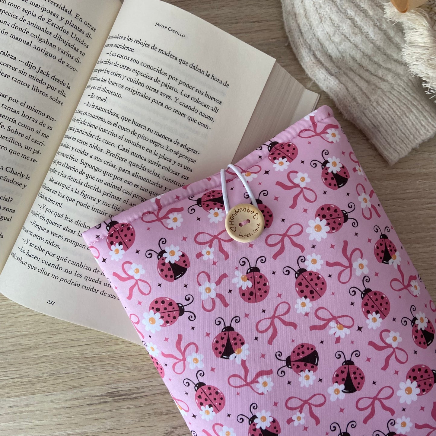 Funda literaria mariquitas en rosa