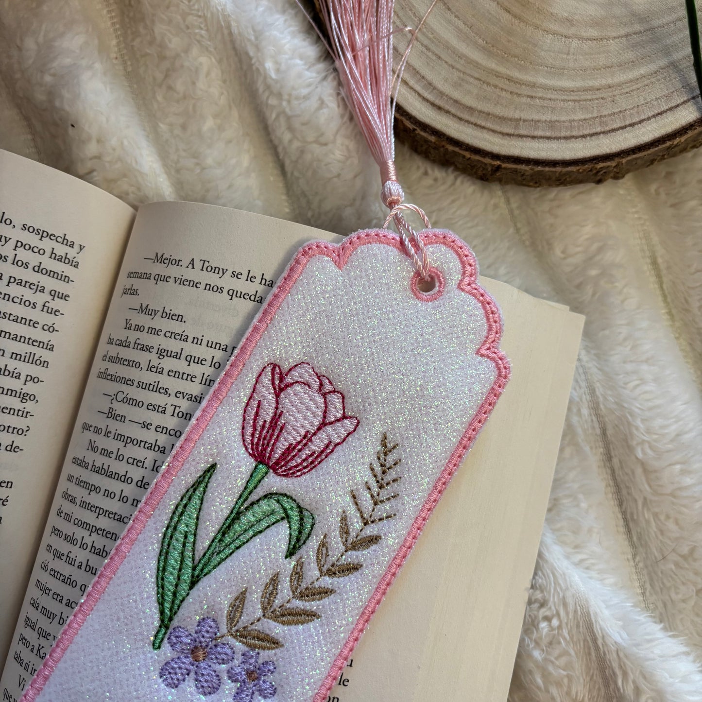Marcapáginas bordado tulipán