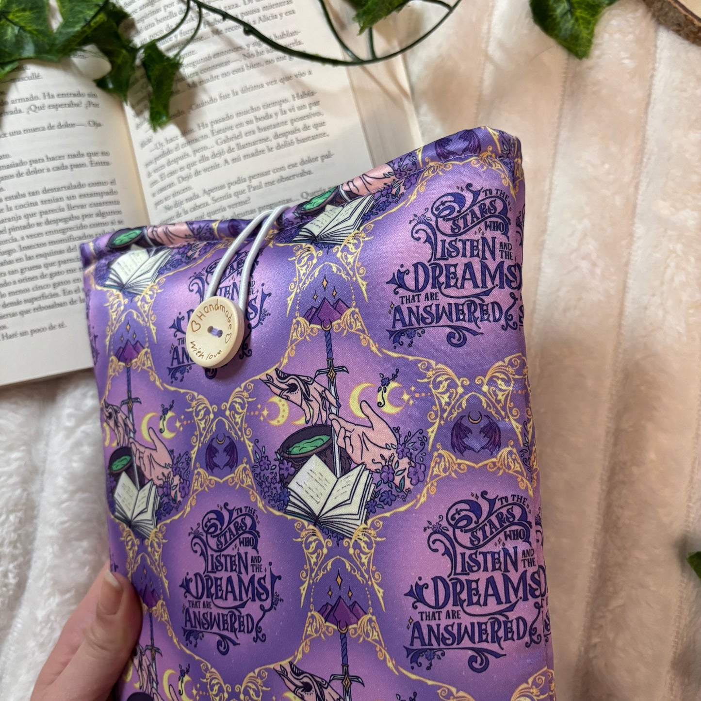 Funda literaria To the stars who listen and the dreams that are answered