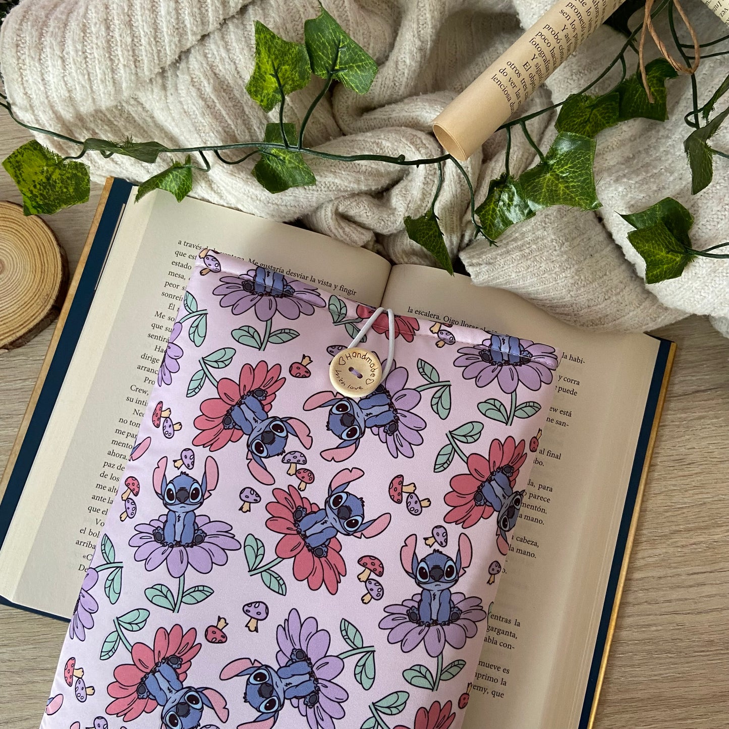 Funda literaria Stitch primaveral
