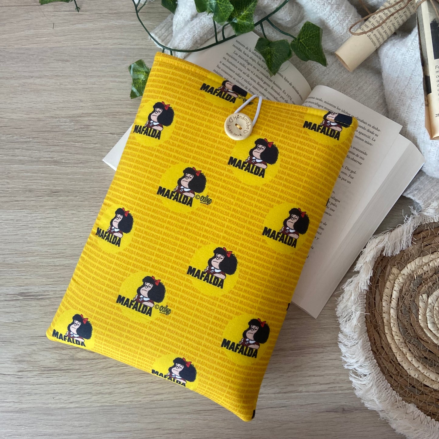 Funda literaria Mafalda en amarillo outlet