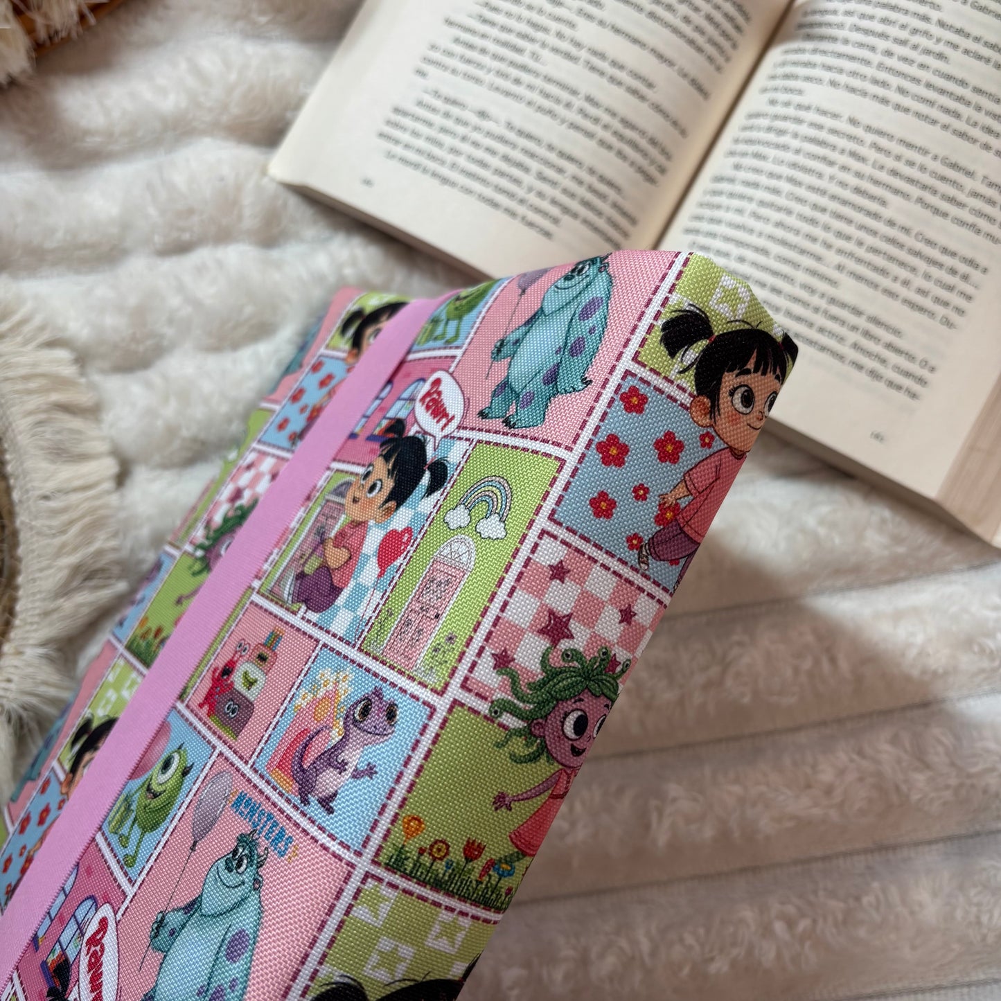 Funda ajustable collage Monstruos S.A