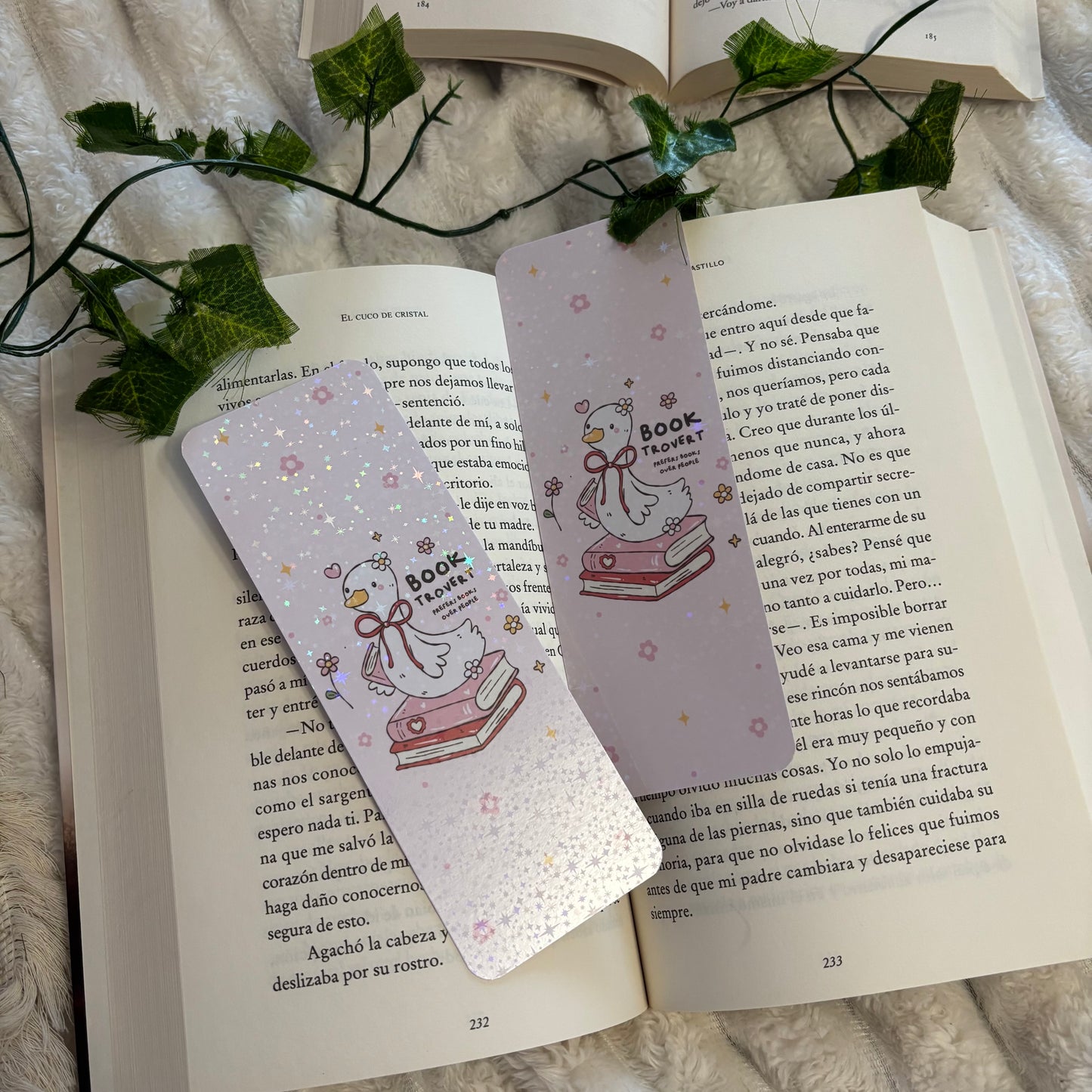 Marcapáginas Booktrovert holográfico