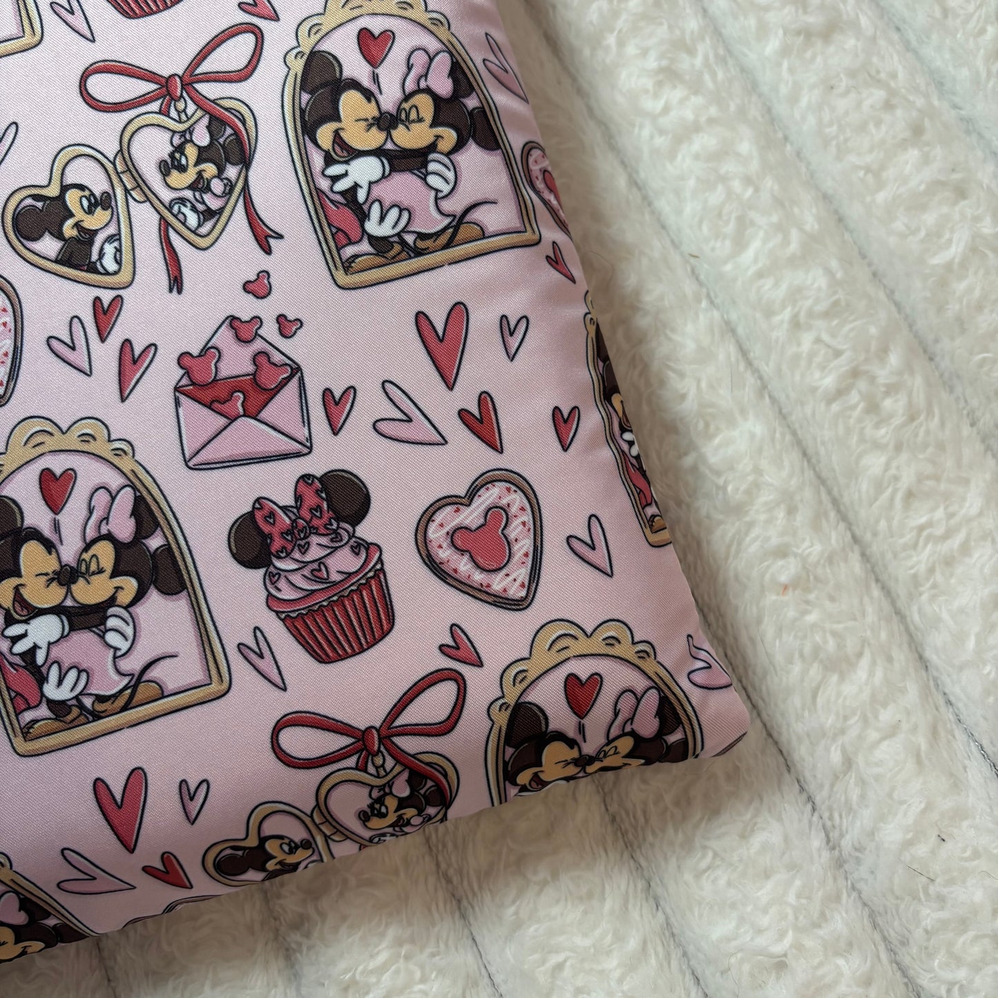 Funda literaria Mickey y Minnie enamorados