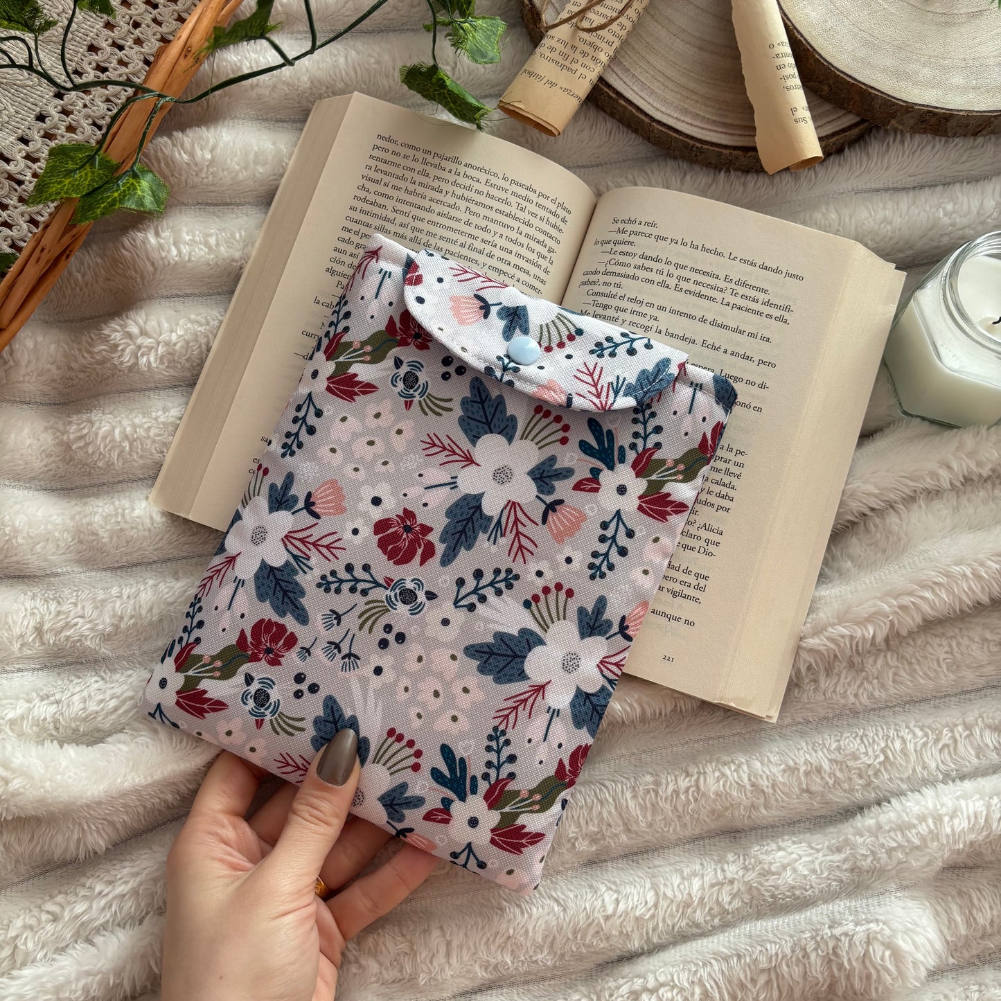 Funda para ebook flores en gris impermeable