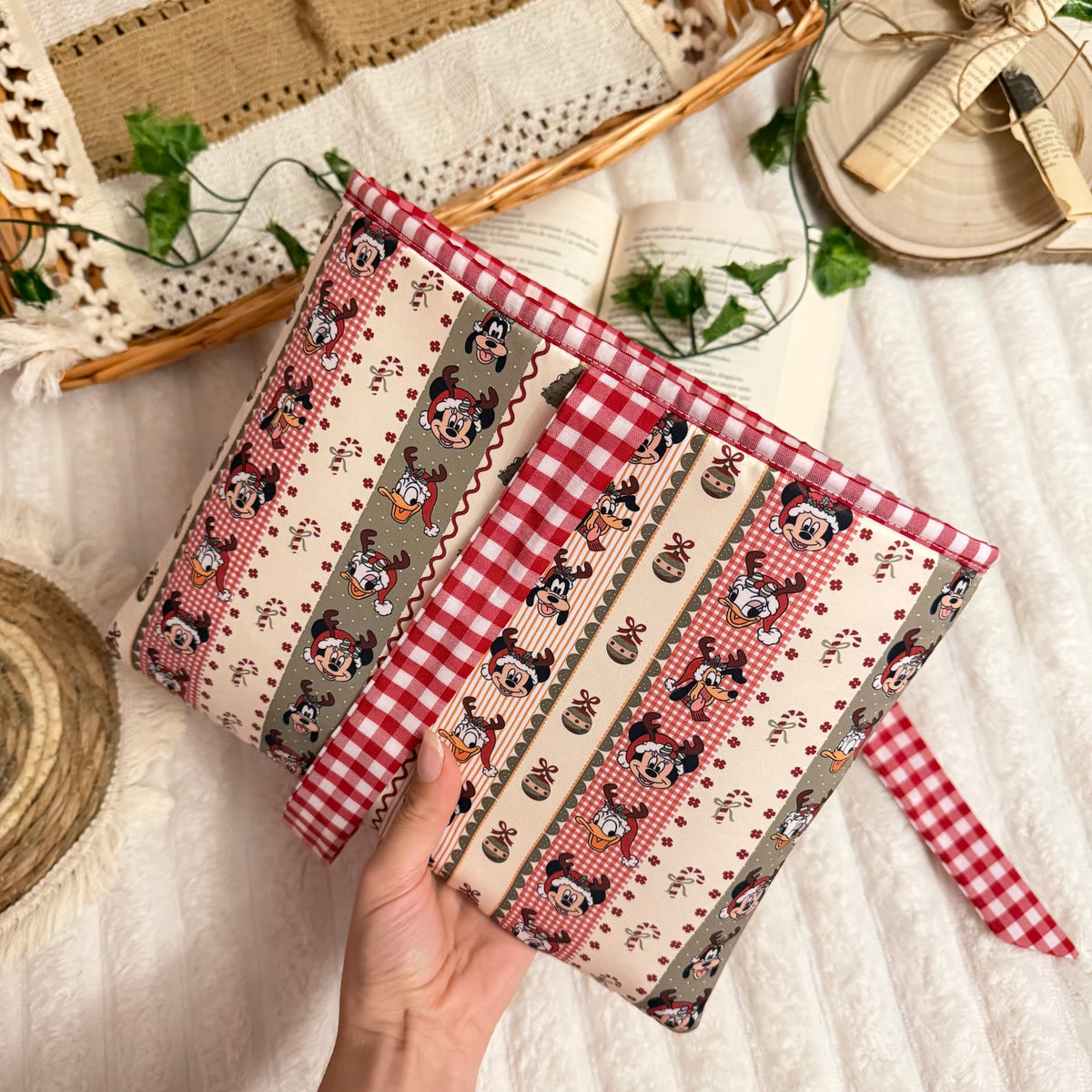 Funda literaria amigos Disney en Navidad con lazo