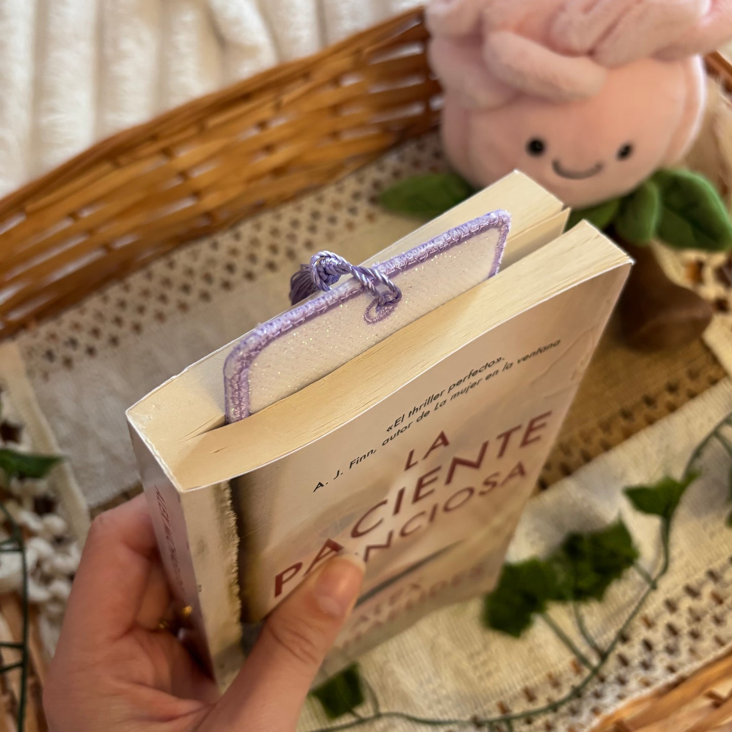 Marcapáginas bordado cute lavanda